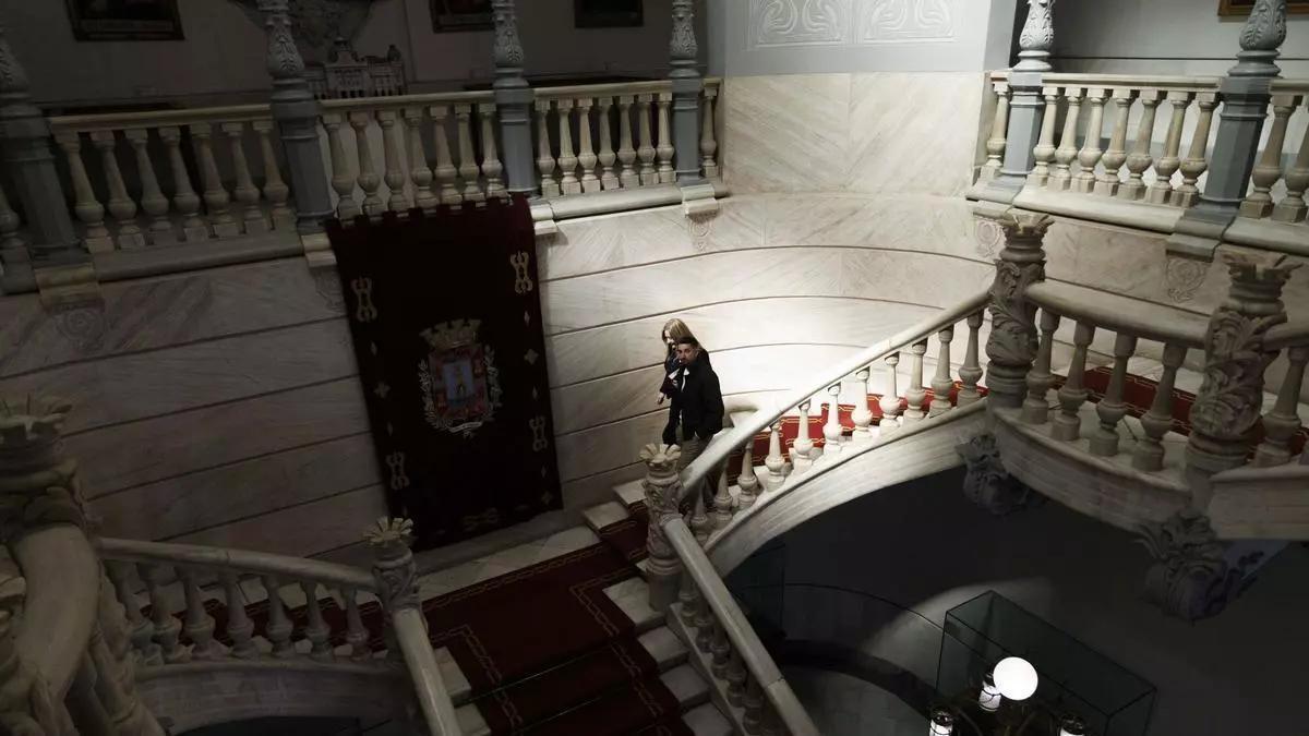 Beatriz Sánchez del Álamo abandona el pasado miércoles el Palacio Consistorial junto a Daniel Collado