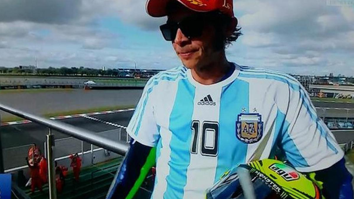 Rossi lució la camiseta de Maradona