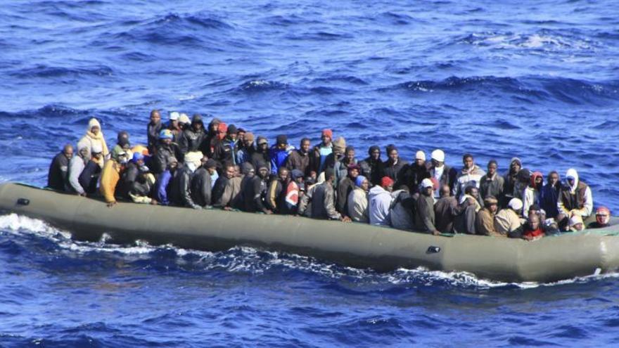 Una embarcación repleta de inmigrantes en el Mediterráneo.