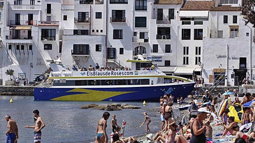 La platja de Cadaqués, aquest estiu