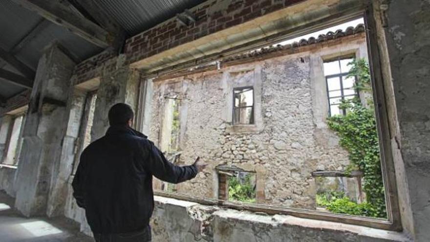Otro de los ventanales afectados por el expolio en la fábrica de Els Solers