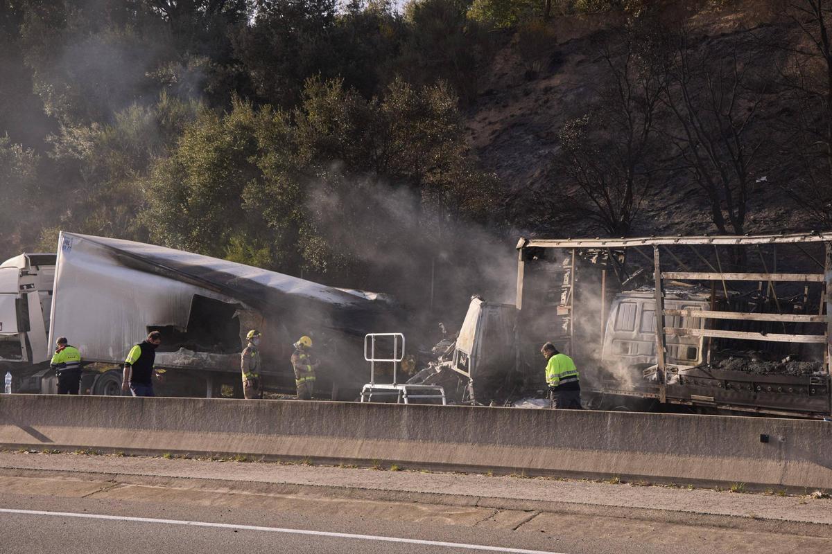Imatges de l'accident entre dos camions a l'Eix Transversal, a l'alçada de Santa Coloma de Farners Imatges de l'accident entre dos camions a l'Eix Transversal, a l'alçada de Santa Coloma de Farners
