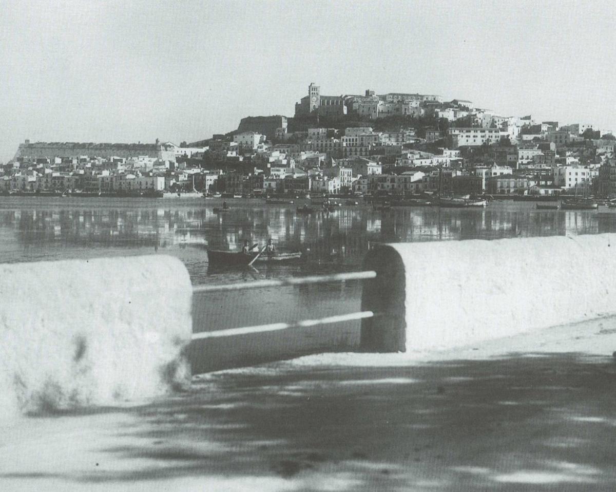 El mur que corria vora la carretera de Santa Eulària s’hagué de rompre a causa de la molta pluja que va caure el juliol de 1930. / Domingo Viñets