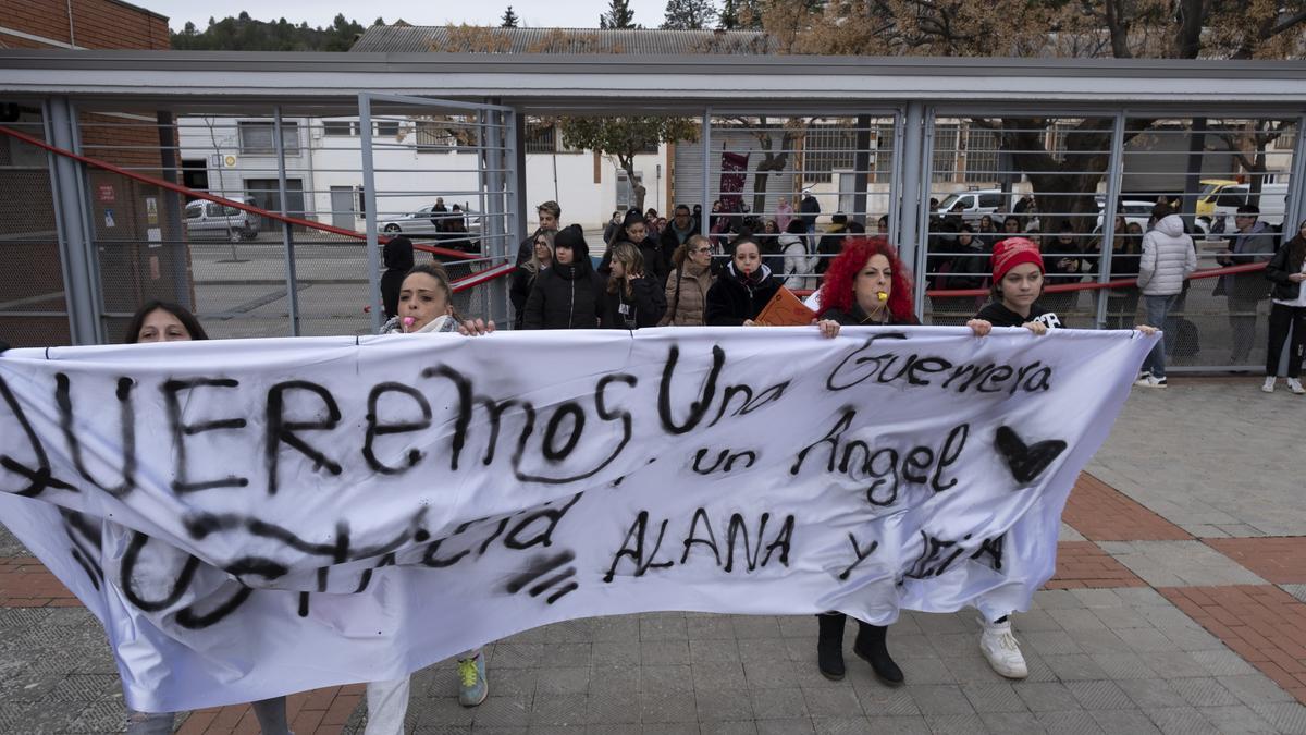 Concentració a l'institut Llobregat de Sallent per l'adolescent mort