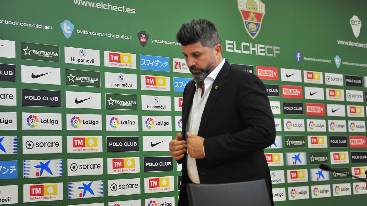 El máximo accionista del Elche saliendo de la sala de prensa del estadio Martínez Valero