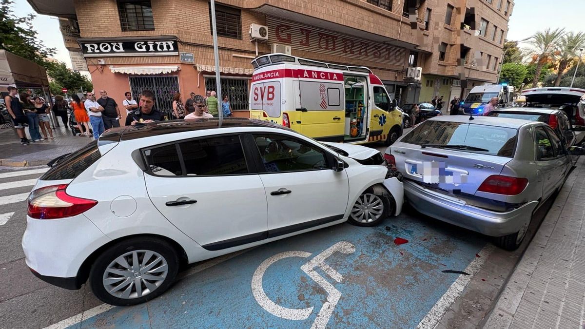 En primer término, el coche que ha causado el impacto múltiple.