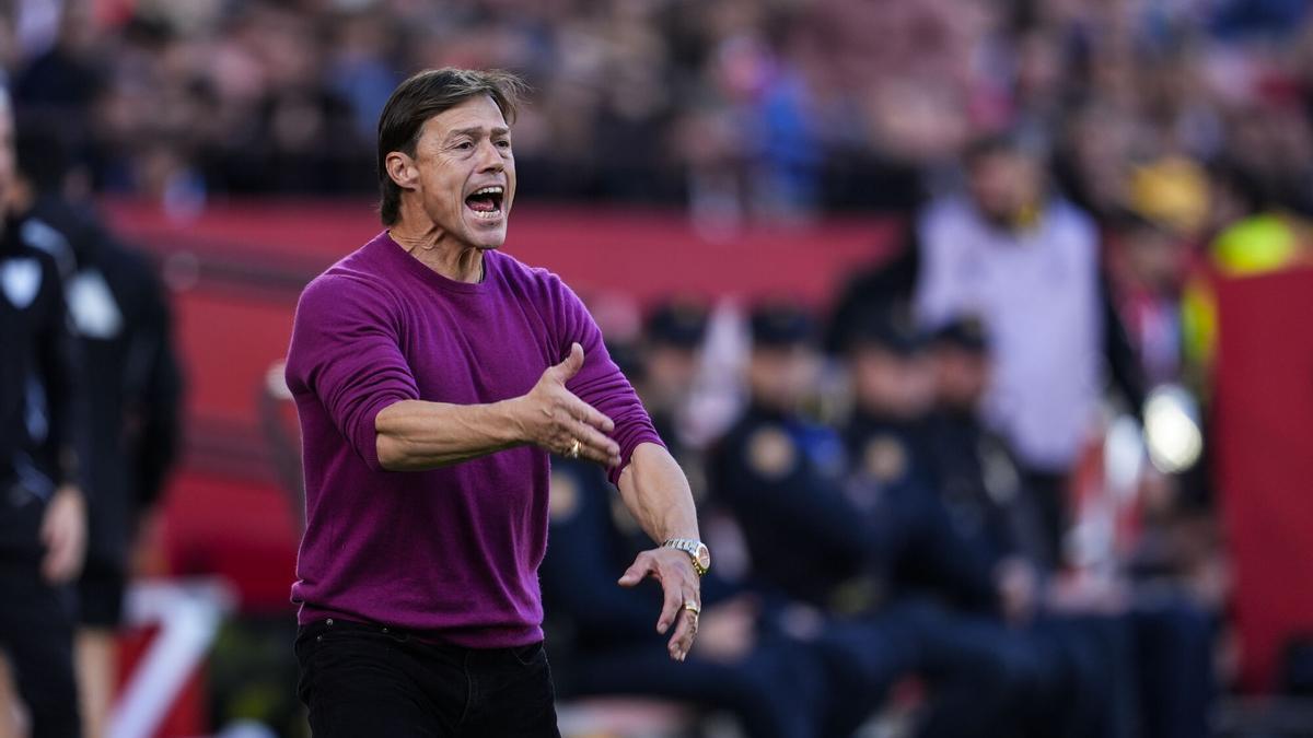 Matías Almeyda gesticula durante el partido de fútbol de LaLiga EA Sports disputado entre el Sevilla FC y el Real Oviedo en el estadio Ramón Sánchez-Pizjuán.
