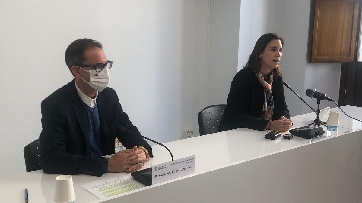 Santiago Cabello y Cristina Casanueva, durante la rueda de prensa en Pozoblanco.