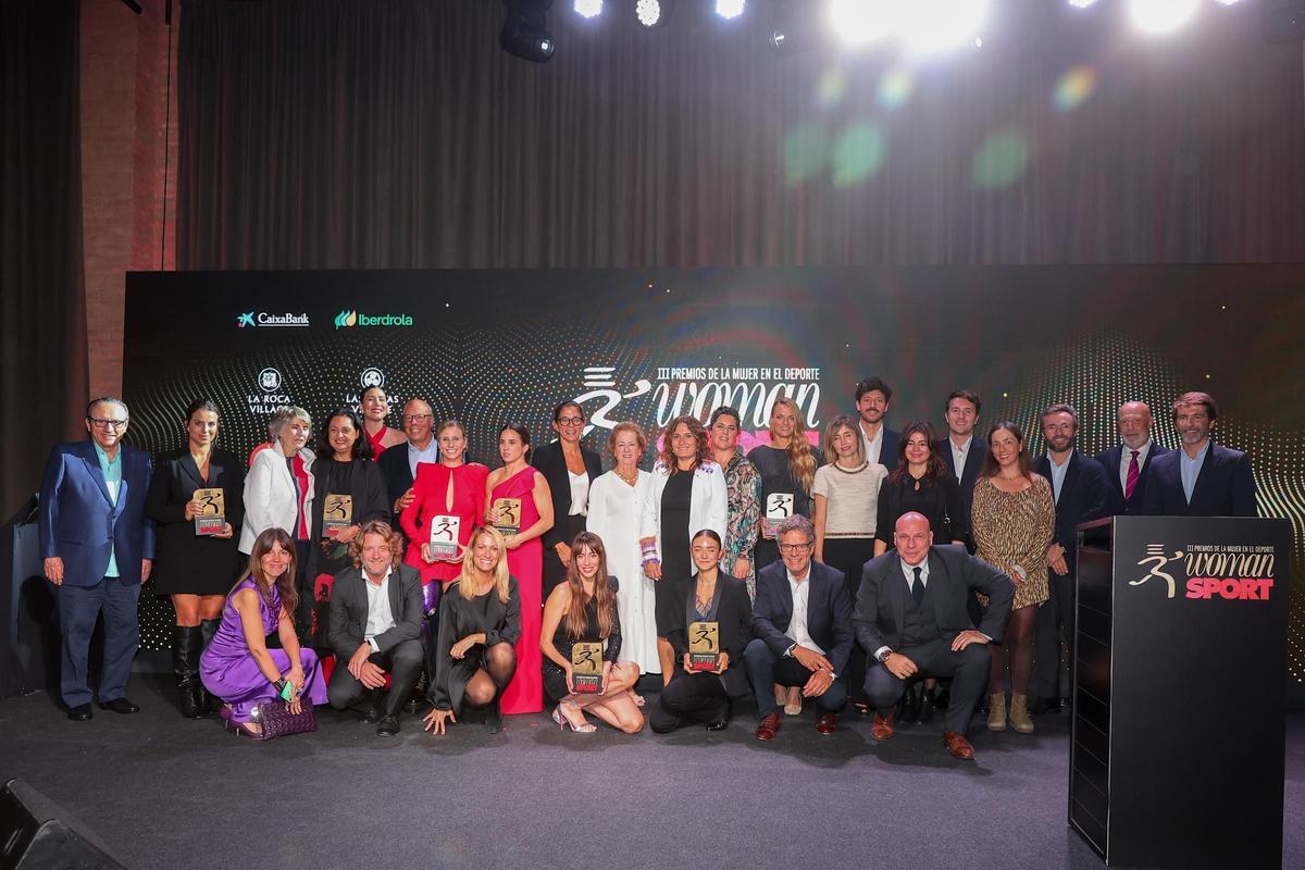 Premios Woman SPORT 2023: Foto de familia con las ganadoras y los entregadores de los premios