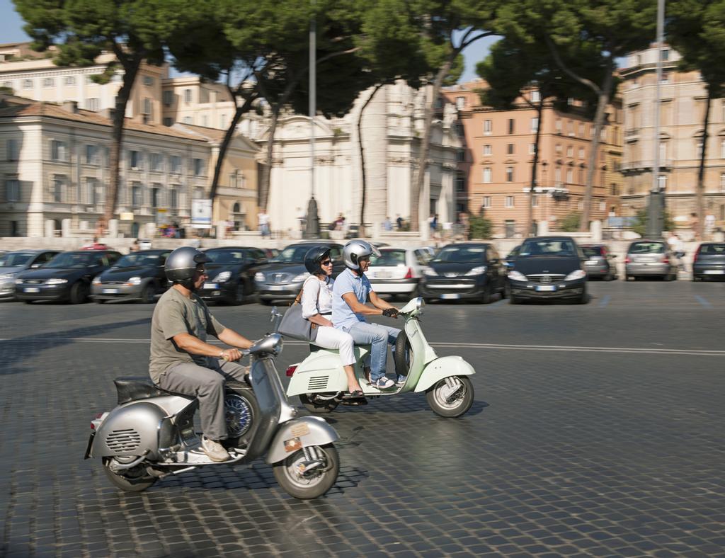 Vespas por Roma