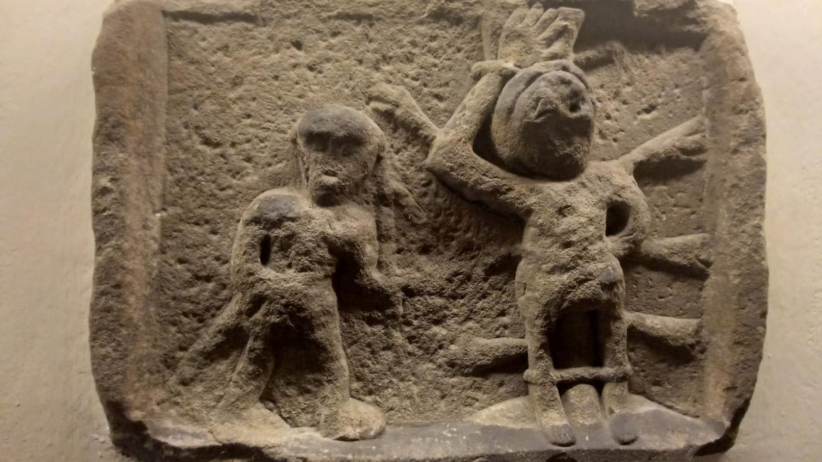 El relieve en piedra que se guarda en la capilla de la Pola