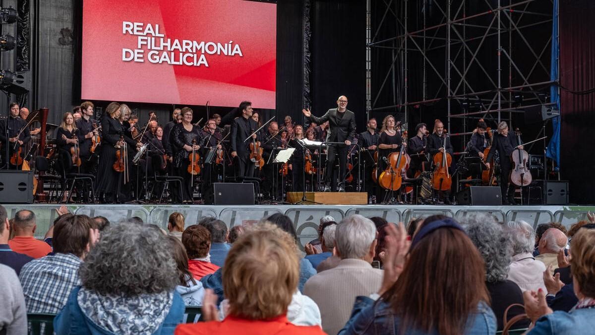 Concierto de la Real Filharmonía en la praza da Quintana