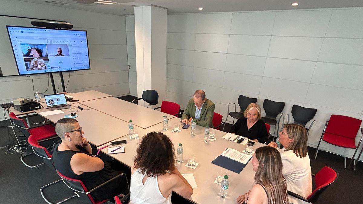 En la cabecera de la mesa en la imagen, de izquierda a derecha, la directora general de Emigración y Políticas de Retorno, Olaya Romano y la vicepresidenta del Principado, Gimena Llamedo.