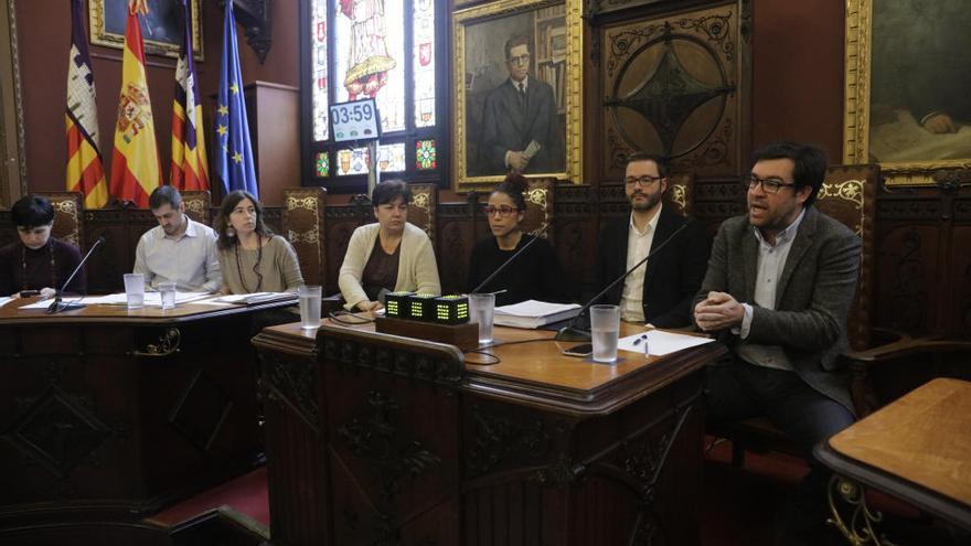 Susanna Moll, en el centro, ayer durante la celebración del Pleno en Cort