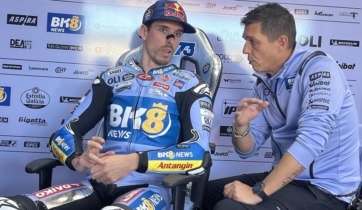 Àlex Márquez atiende las explicaciones de su técnico Frankie Carchedi, hoy, en Cheste.