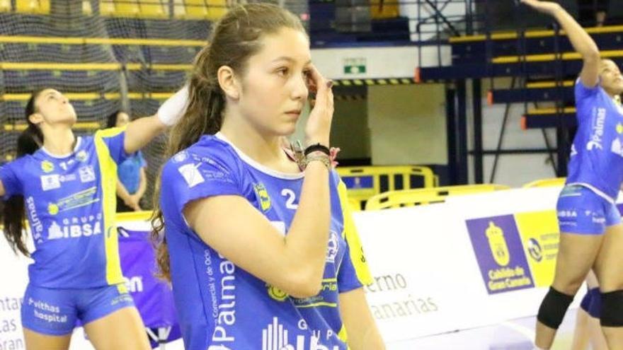 Cristina Márquez, calentando con sus compañeras de Superliga en el Centro Insular de Deportes.