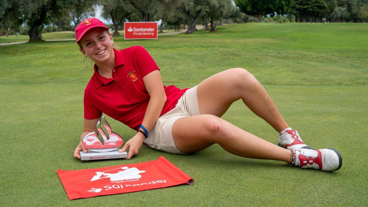 La golfista de Castelló, Carla Bernat, posa con el primer galardón del Santander Golf Tour en Málaga.