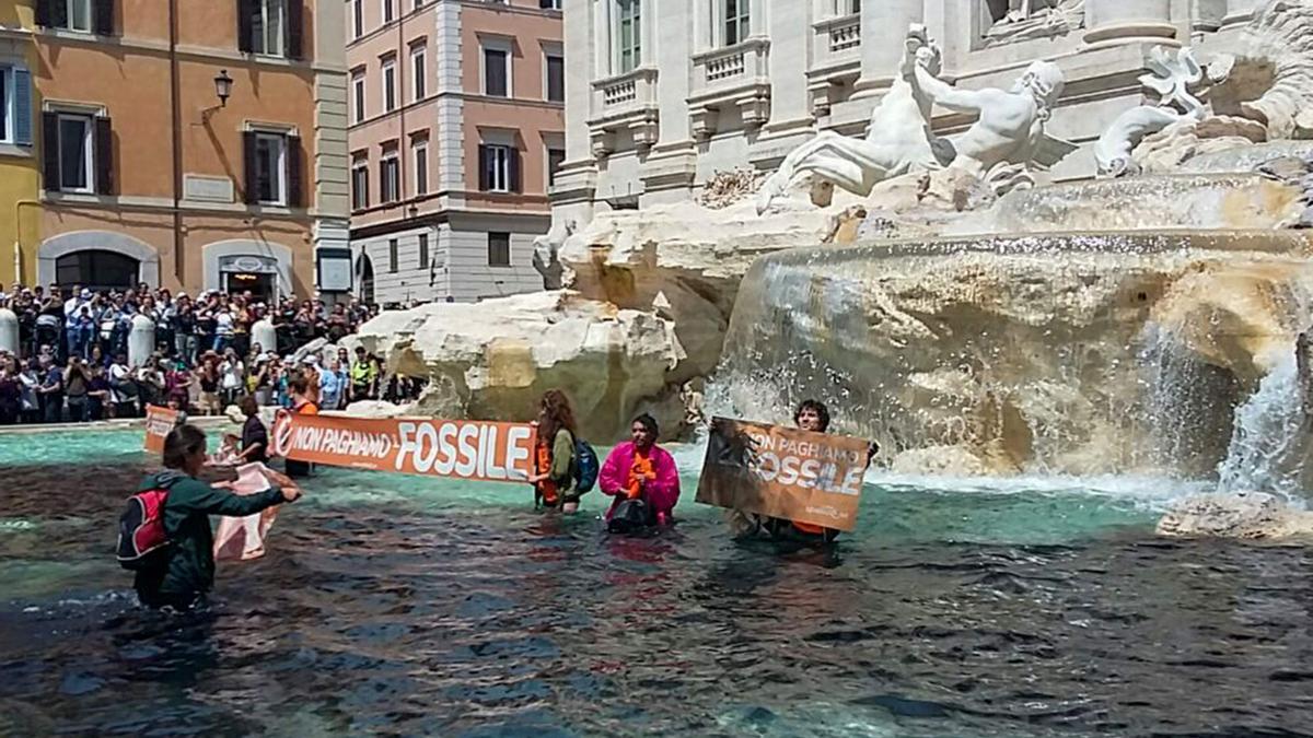 La Fontana di Trevi teñida de negro.