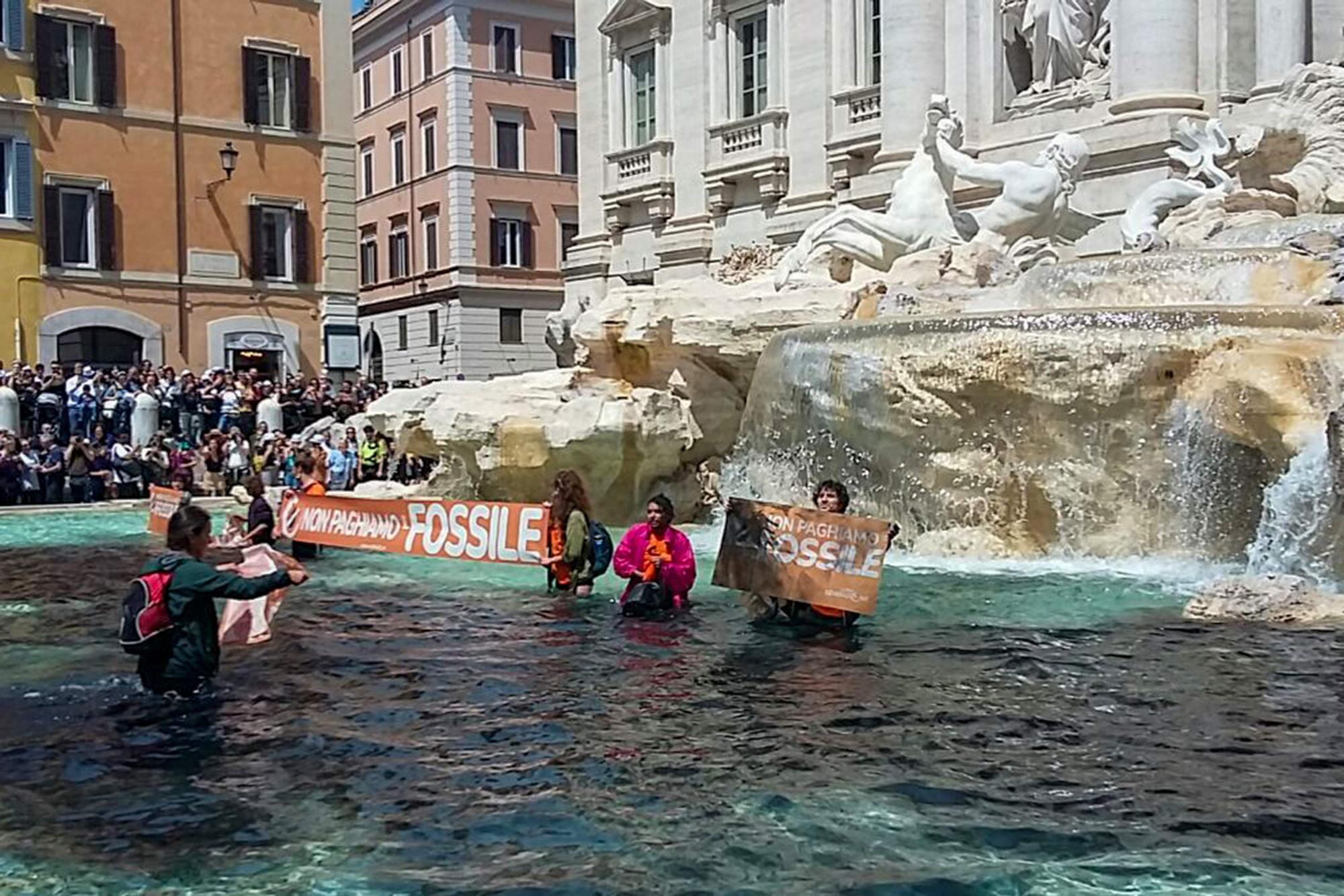 La Fontana di Trevi teñida de negro.