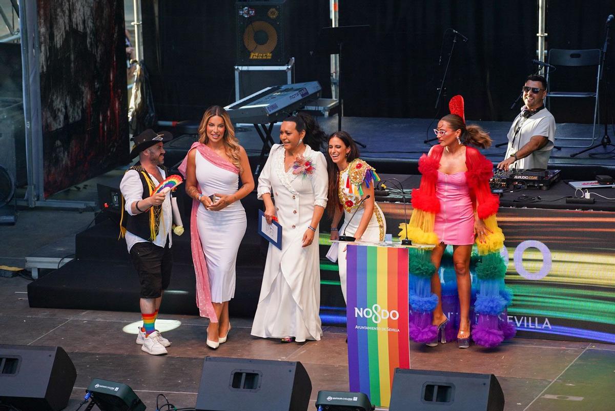 Inicio del Orgullo con el pregón en la Alameda de Hércules.
