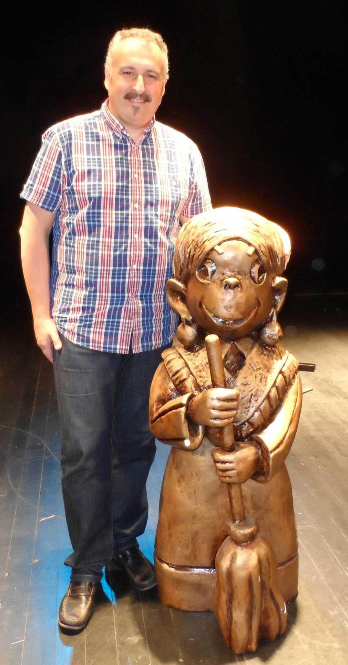 Alain Fernández, ayer, junto a la escultura de Aurora Sánchez.