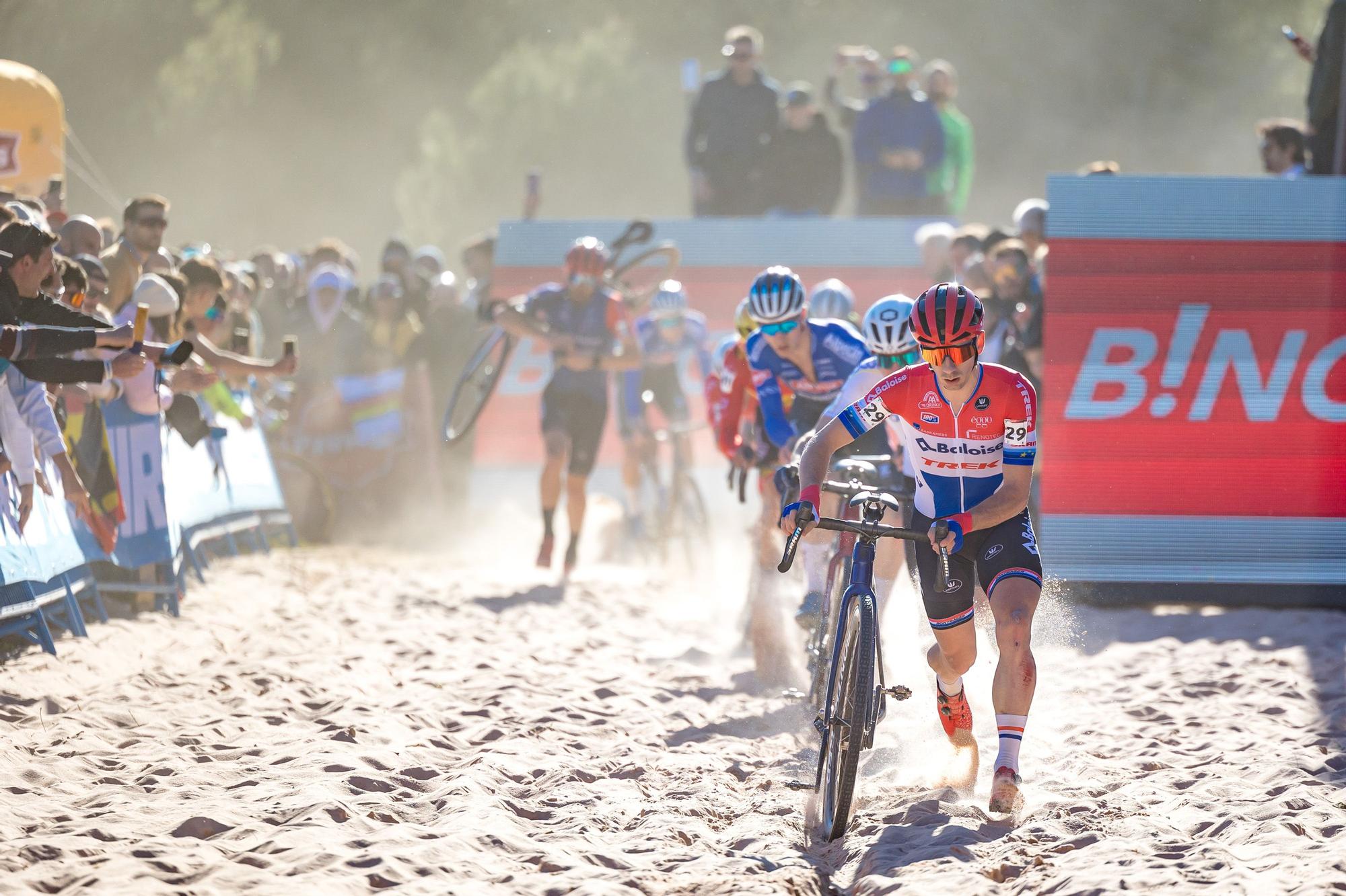 Apoteósico mundial de ciclocross de Benidorm: Van der Poel derrota a Van Aert.