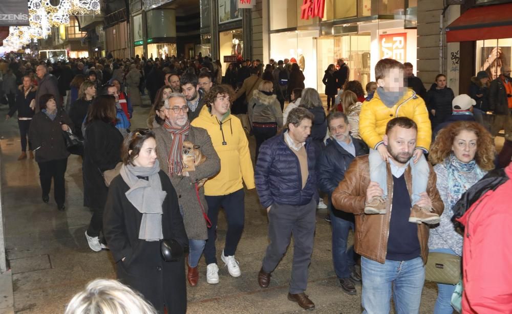 Las rebajas y las compras de Reyes Magos: el centro de Vigo, a reventar.