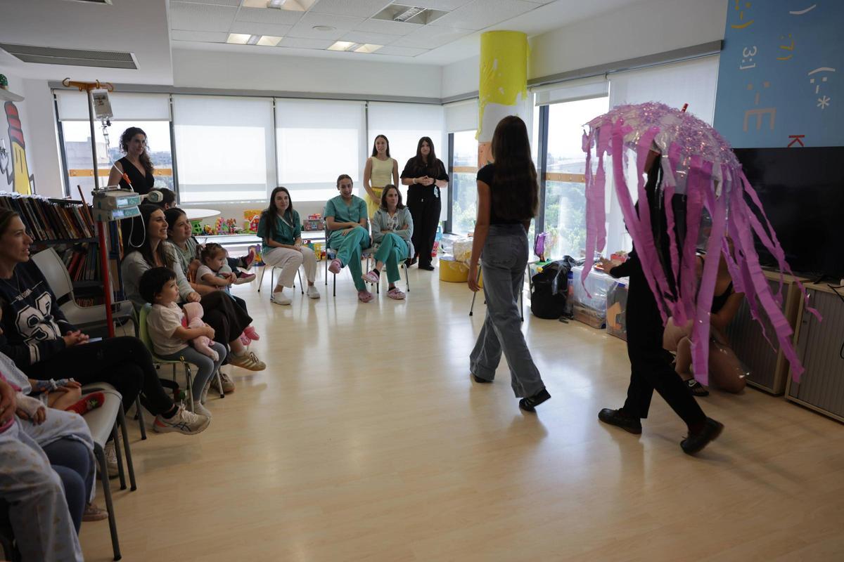 Alumnos del colegio Sant Josep Obrer representan un cuentro a los niños hospitalizados de Son Llàtzer