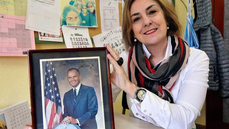 Blanca Núñez, con la foto dedicada de John Glenn, en su despacho del IES El Batán de Mieres.