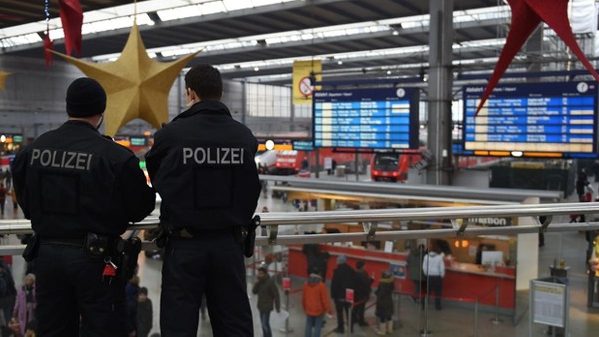 Dos agentes en la estación central de Múnich.