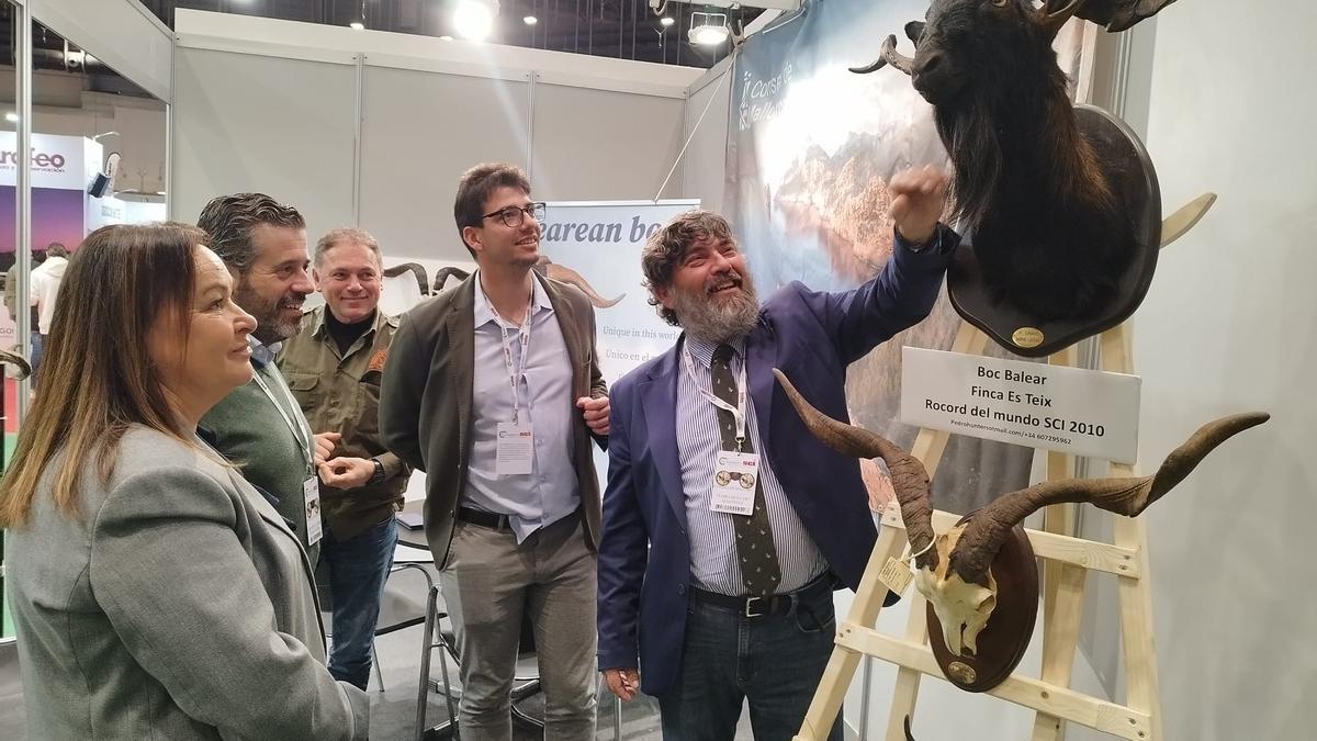 El vicepresidente del Consell Pedro Bestard, en la feria dedicada al mundo de la caza.
