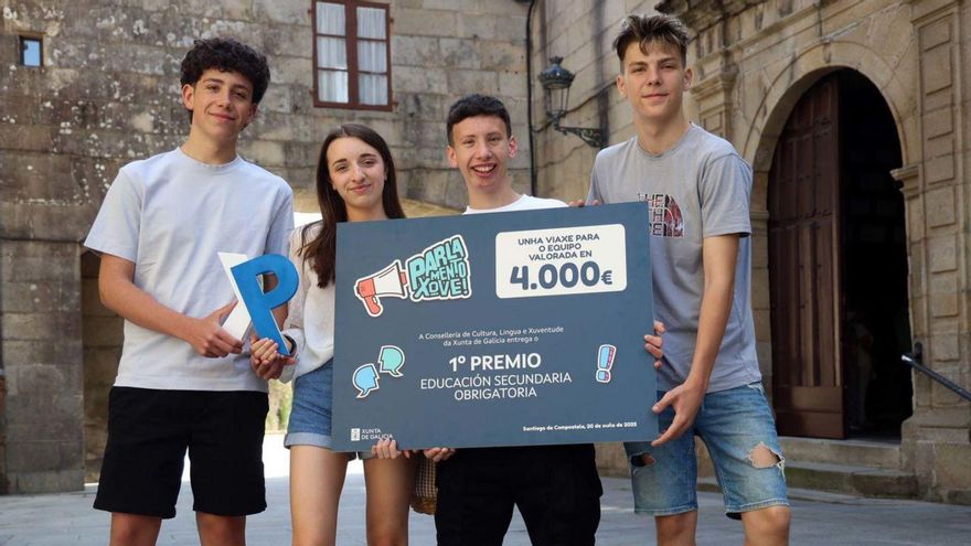 El equipo ganador del
Parlamento Xove con el
premio obtenido.
| Noé Parga