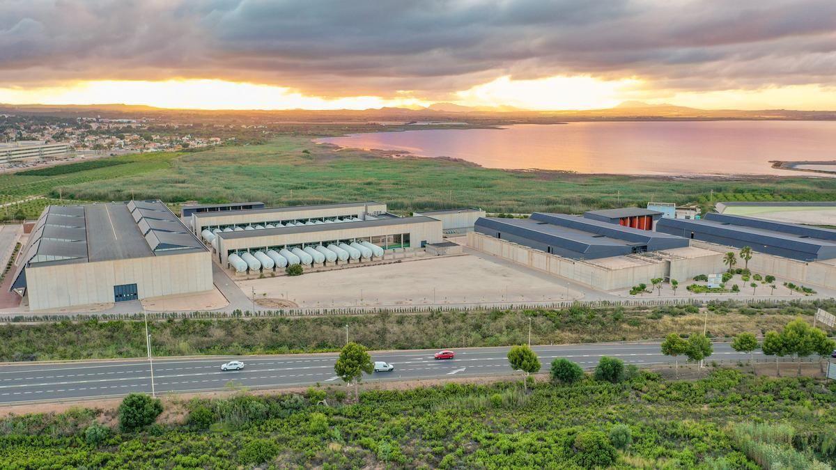 Imagen aérea de la desaladora de Torrevieja, en fase de ampliación para producir 120 hectómetros anuales