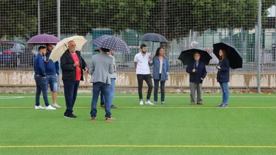 Presidentes y dirigentes locales sobre el césped de Parc Central.