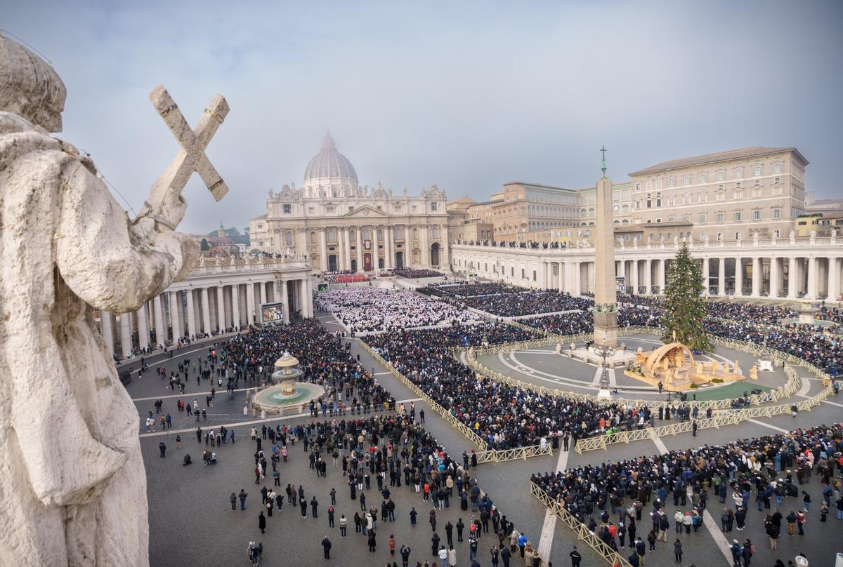 Vista general de la Plaza de San Pedro durante la Misa fúnebre pública del difunto Papa Emérito Benedicto XVI. 