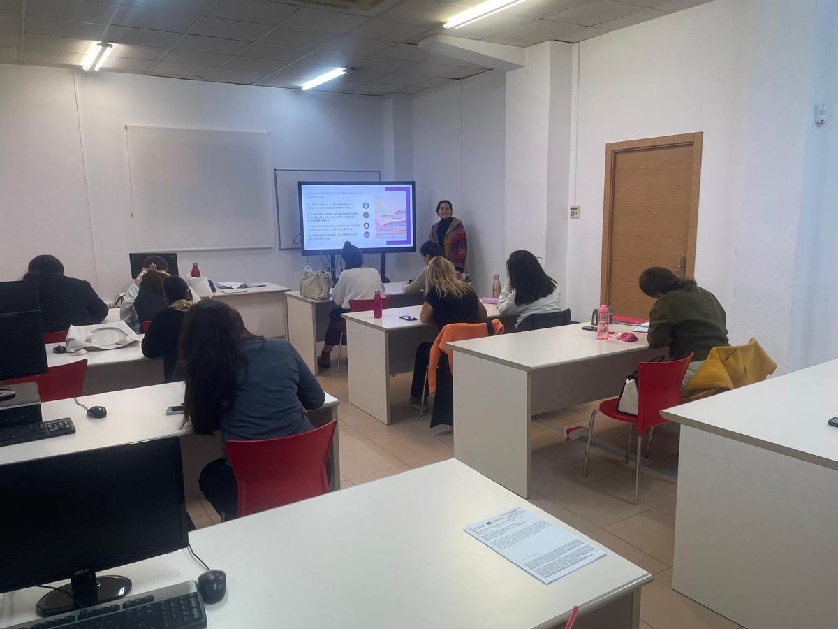 Elche Acoge realiza un curso para ofrecer habilidades laborables a 20 inmigrantes