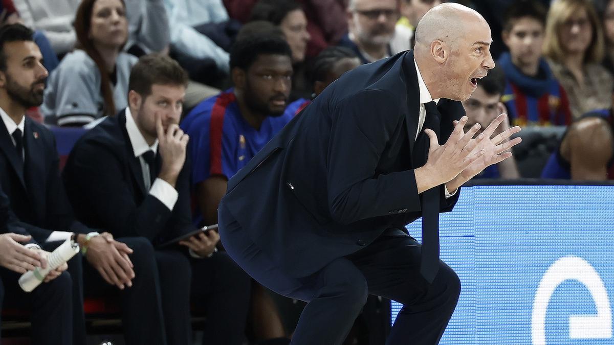 Joan Peñarroya, el entrenador del Barça, se lamenta de una acción en el duelo con el Joventut en el Palau Blaugrana.