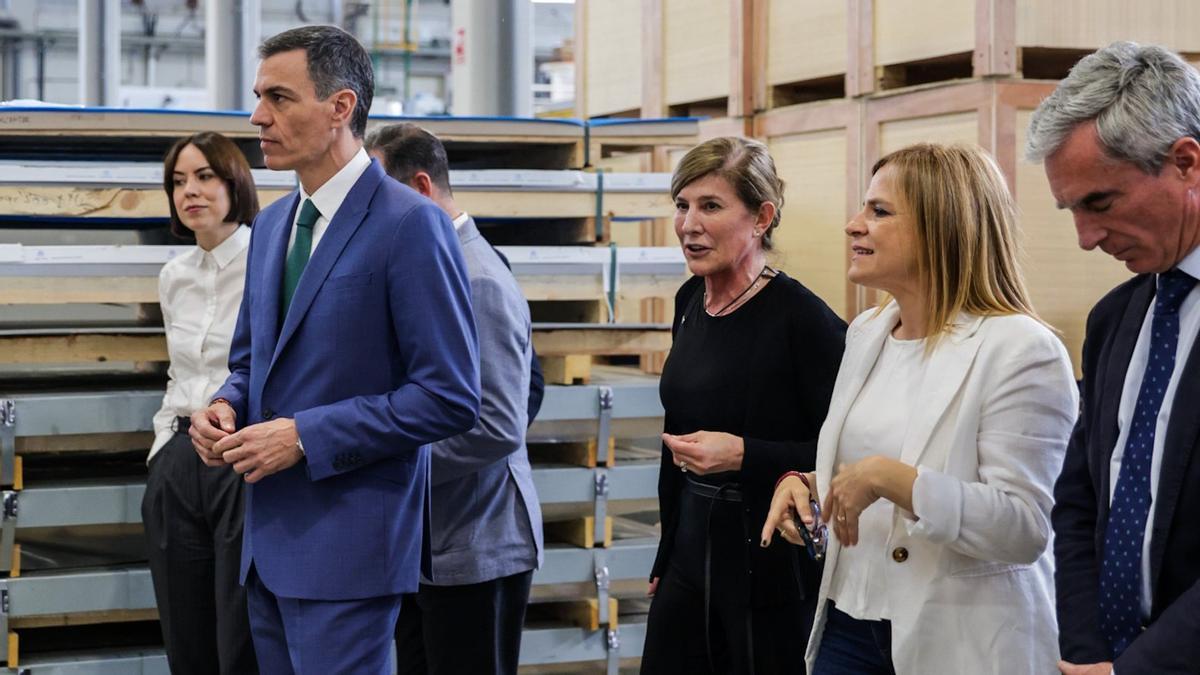 Sánchez y Bernabé visitan una empresa en Riba-roja de Turia, este jueves.