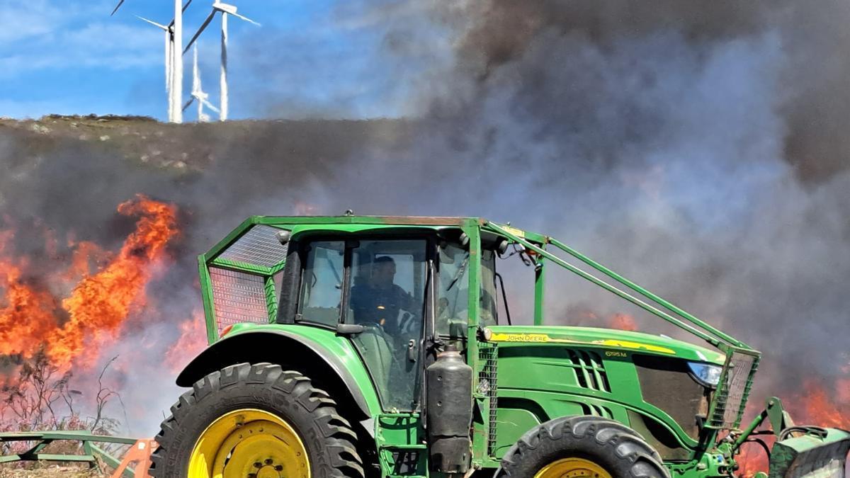 VÍDEO | Declarado un incendio forestal en la localidad zamorana de Lubián