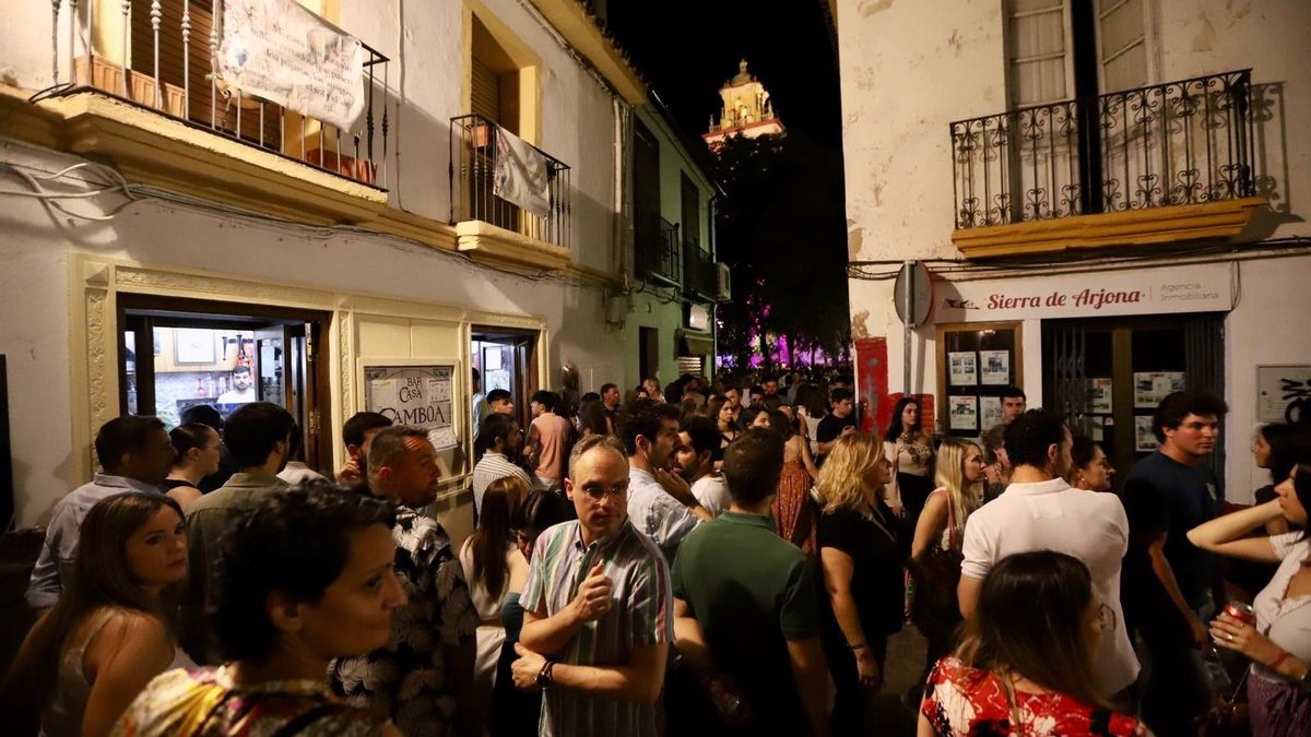 Aglomeración de público en el casco histórico, en la Noche Blanca del Flamenco.