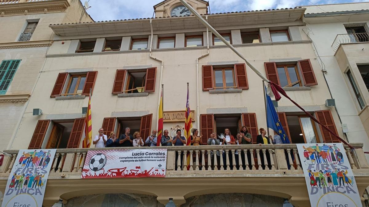 Lucía Corrales saluda a los vecinos en el balcón del Ajuntament d&#039;Inca.