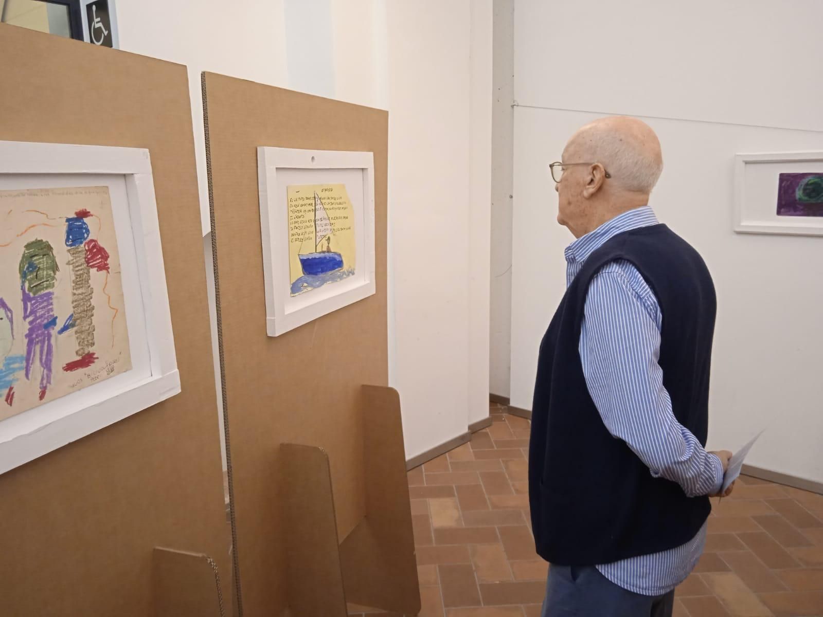 L'exposició s'exhibeix a l'entrada de l'auditori Caputxins de Figueres