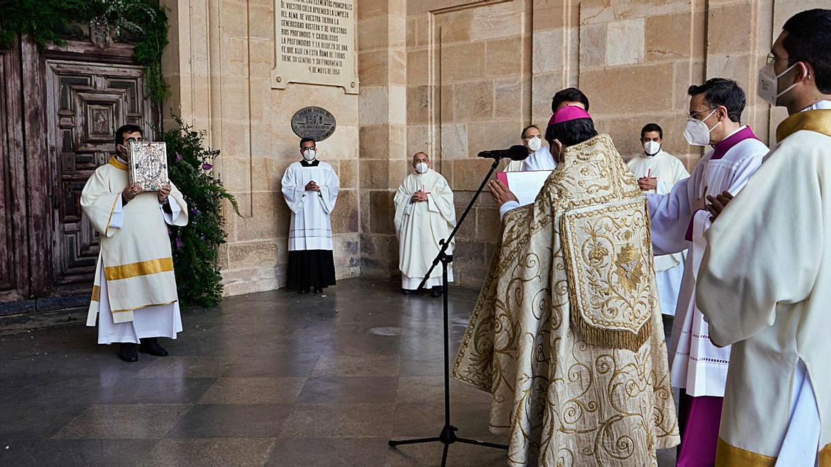El nuncio papal, Bernardito Auza, instantes antes de abrir la Puerta Jubilar de la Catedral de Zamora.