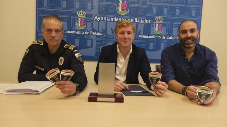 La Policía Local de Badajoz lucirá en sus uniformes los colores de la bandera LGTBI durante Los Palomos