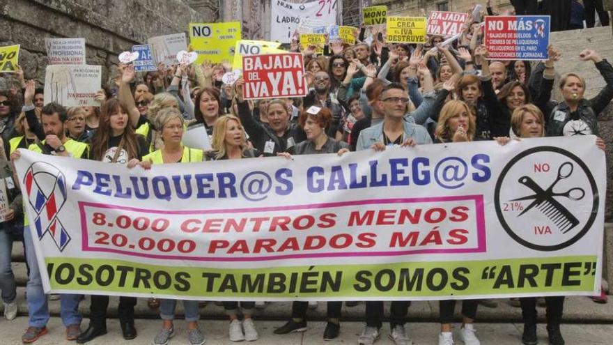 Los peluqueros gallegos, en una protesta contra la subida del IVA en Santiago el pasado mes de junio.