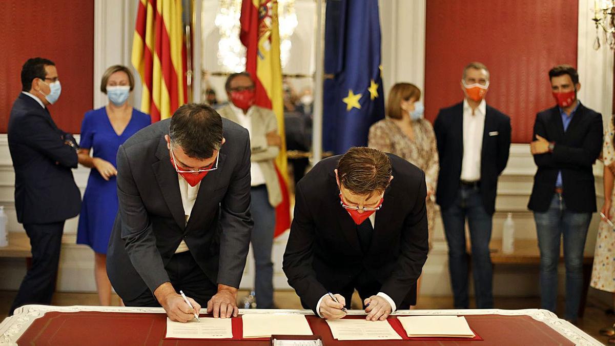 Ximo Puig y Enric Morera firman uno de los acuerdos de reconstrucción, el pasado verano. | M.Á.MONTESINOS