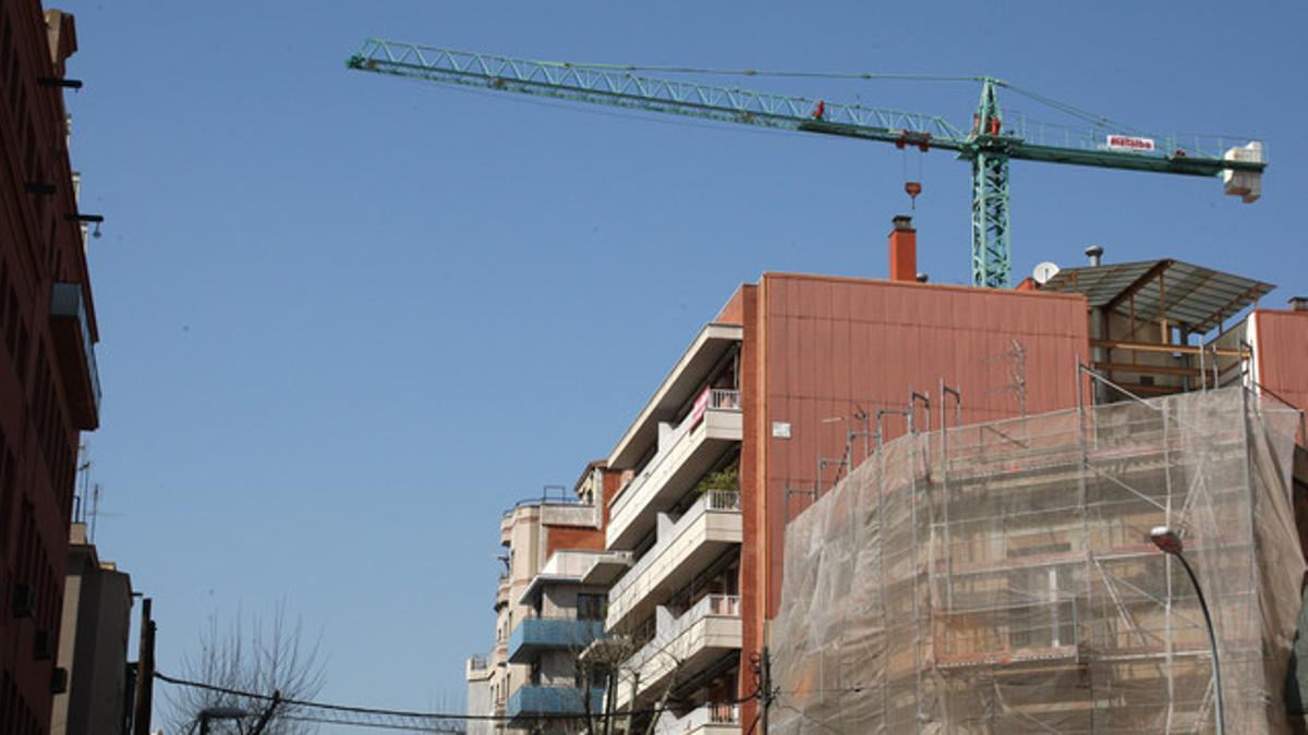 Una grúa abandonada en un edificio en construcción, en Barcelona.