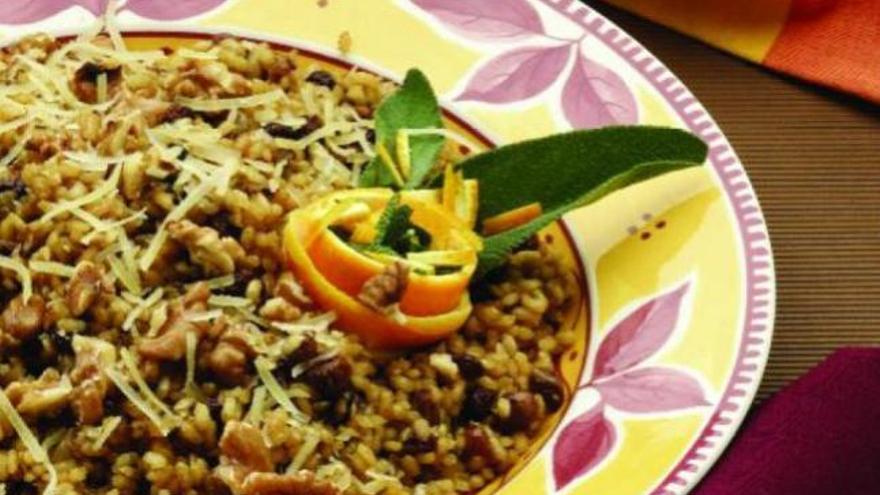 Arroz integral con pasas, piñones y naranja