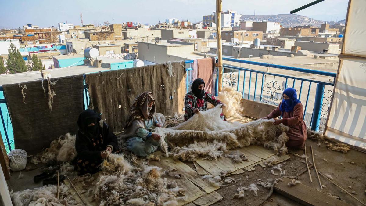 Mujeres afganas trabajan en una fábrica de alfombras en Kabul, Afganistán