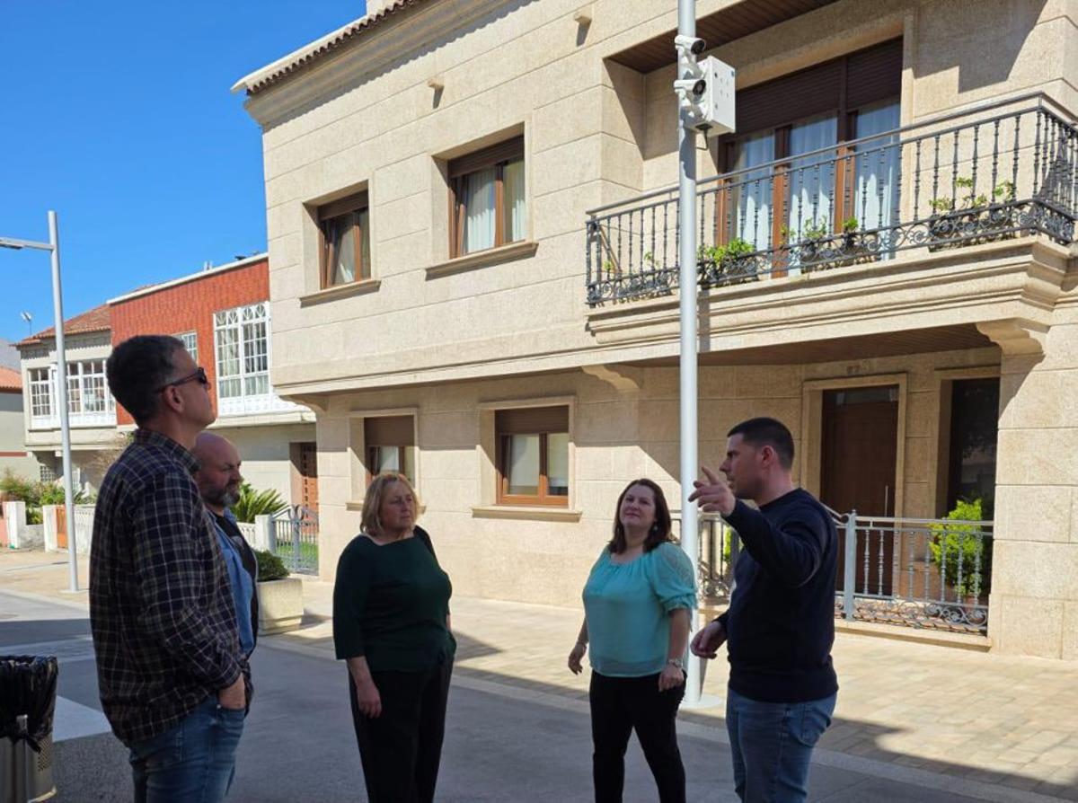 El alcalde de A Illa, Luis Arosa, con la regidora Araceli Gestido y demás representantes de Cangas. | FDV